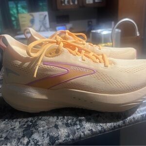 Brooks Women's Athletic Shoes -yellow, size 10. Glycerin 22
